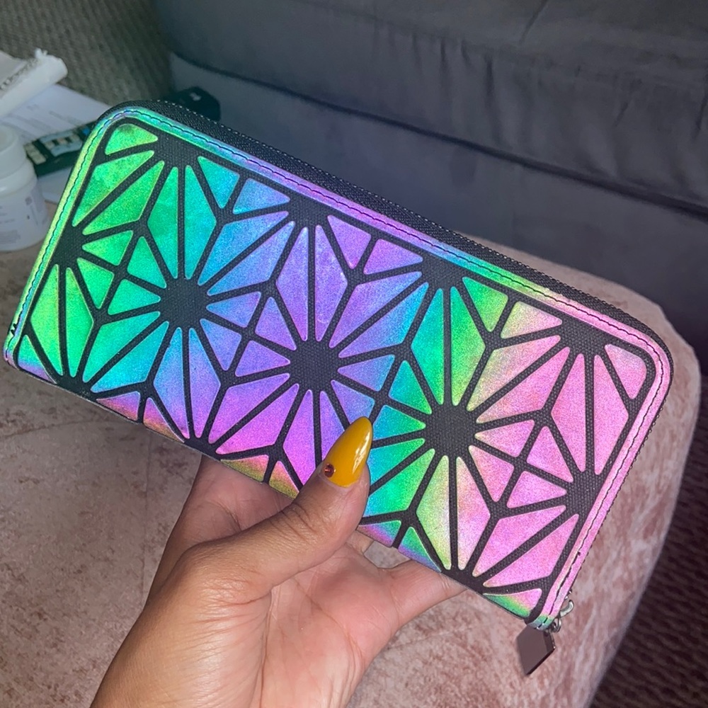 Holographic wallet with a lot of space!